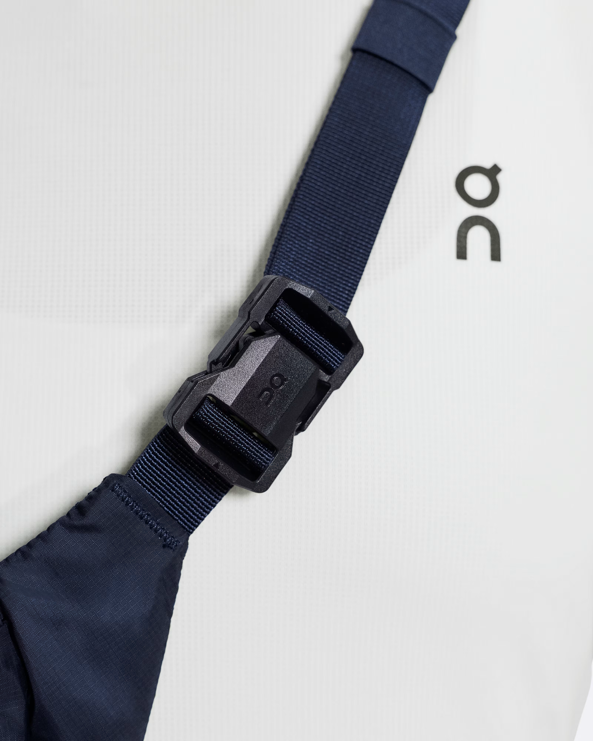 Navy strap with black buckle on a white background - On Waist Pack 2L Lite - Navy
