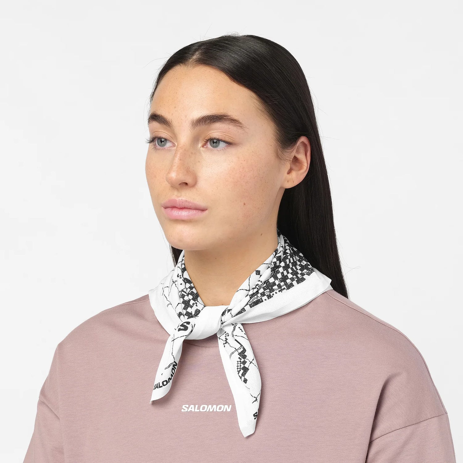 Woman wearing a white scarf with black patterns on a plain background - Salomon Bandana Graphic (Unisex) - Whisper White/Deep Black