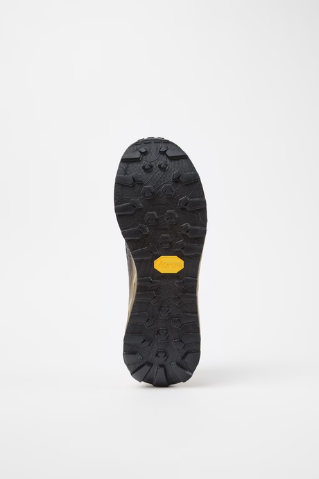 Black sole of a shoe with a yellow label on a white background - NNormal Tomir 2.0 GORE-TEX Shoes (Unisex) - Brown/Black