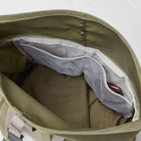 Open green bag with a white mesh pocket on a light gray background - Fjällräven Vardag Foldsack 25 - Green/Clay