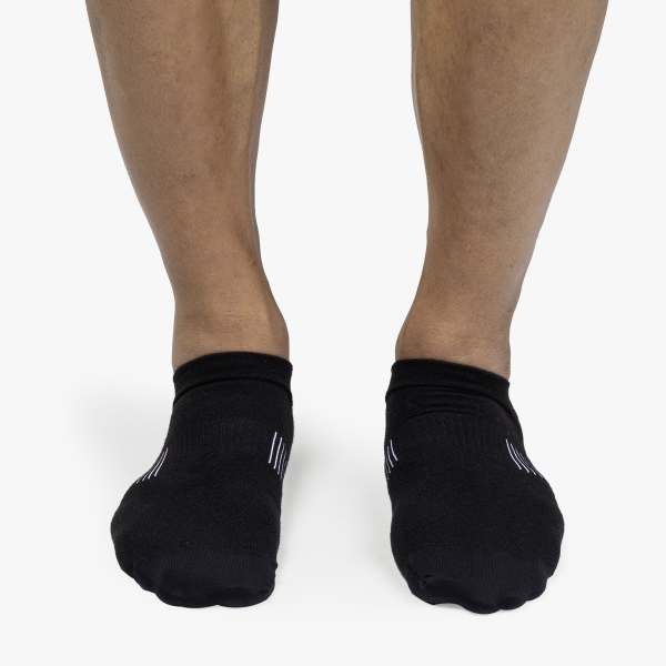 On Ultralight Low Socks (Men's) - Find Your Feet Australia Hobart Launceston Tasmania - Black | White